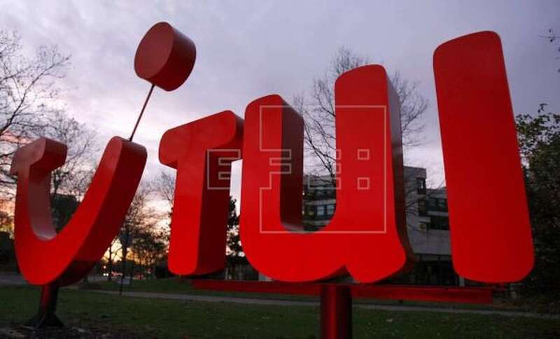Fotografía de archivo del logo del grupo de viajes TUI en Hanover, Alemania (Foto EFE / Jochen Luebke)